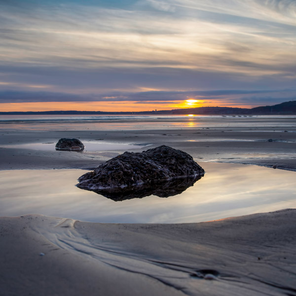 Image of the sea with a sunset in the background 